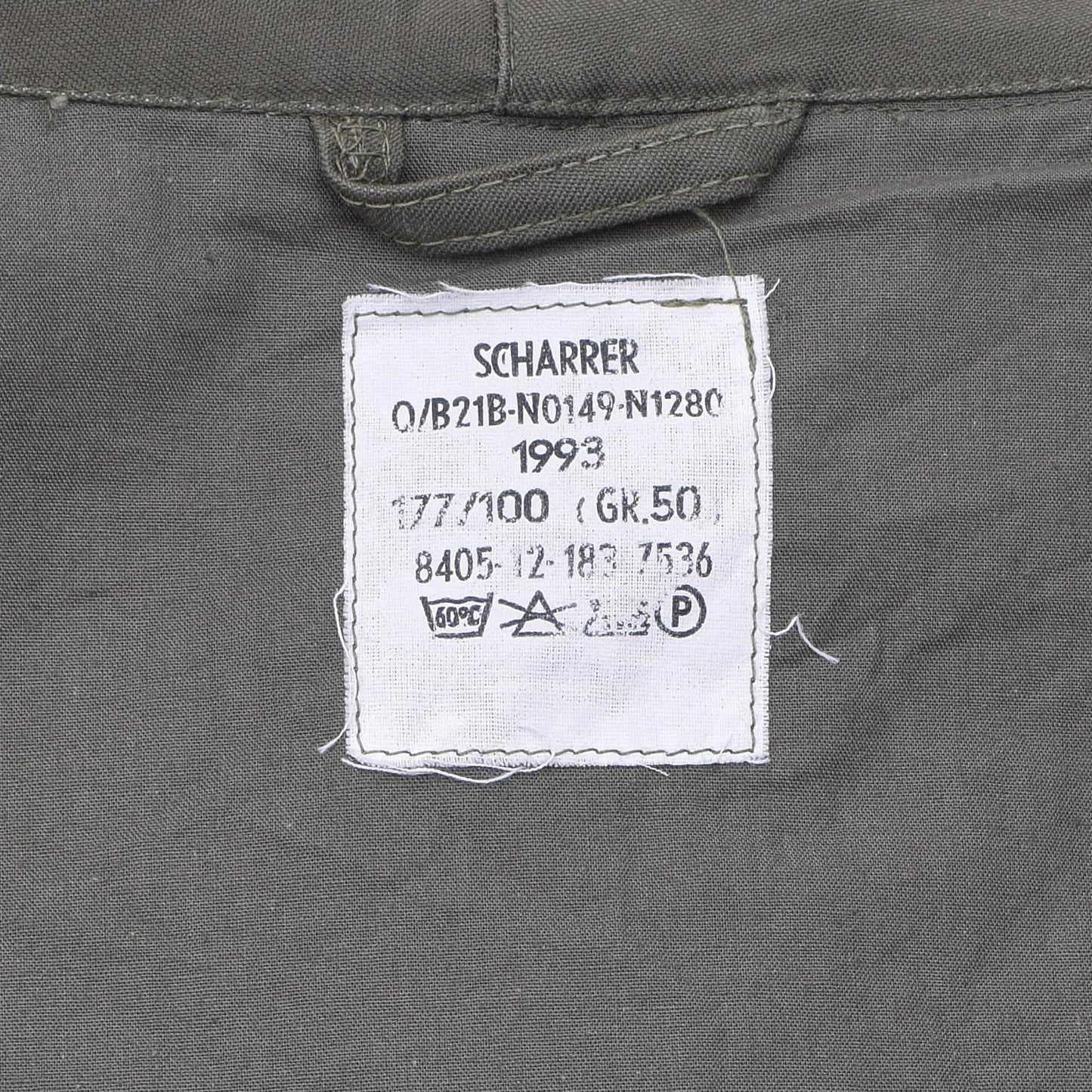 Vokietijos kariuomenės striukė parka tipo su kapišonu Alyvuogių spalvos, patvari 100% medvilnė, reguliuojami rankogaliai.
