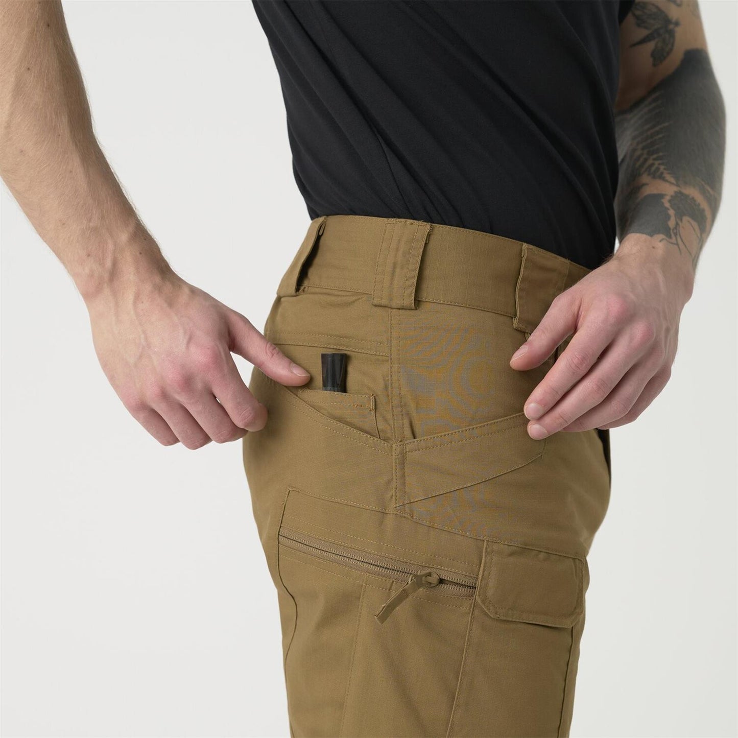Helikon-Tex taktinės kelnės iš ripstop audinio juodos, su daug kišenių ir ergonomišku dizainu patogumui.