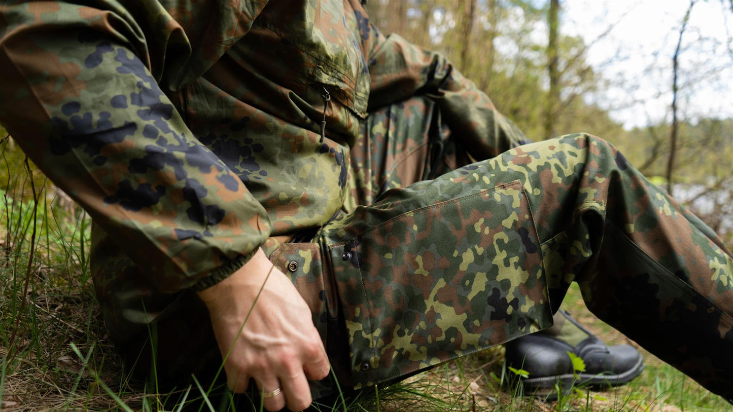 Vokiečių kariuomenės lauko uniformos kelnės Flecktarn marginimo su kamufliažo raštu ir funkcionaliomis kišenėmis.