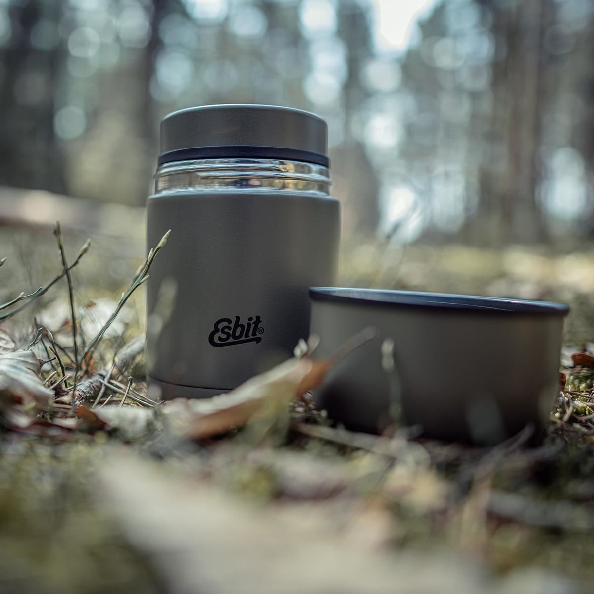 ESBIT termosas maistui 12 val išliekanti šiluma 750ml alyvuogių spalvos nerūdijančio plieno korpuse gamtoje.