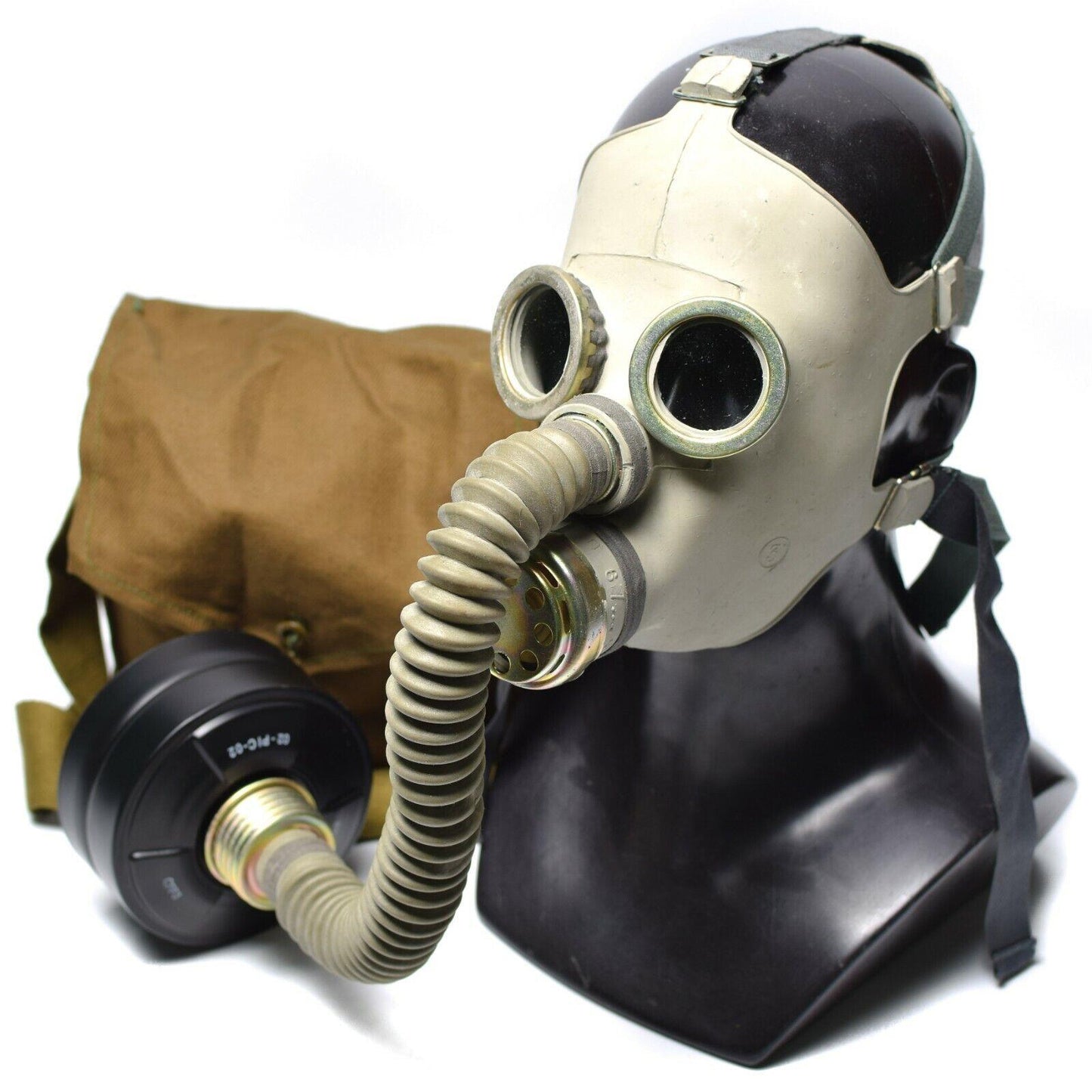 Sovietinė dujokaukė PDF-7 su NATO CF F3 filtru kvėpavimo takų apsaugai nuo cheminių ir radioaktyvių medžiagų.