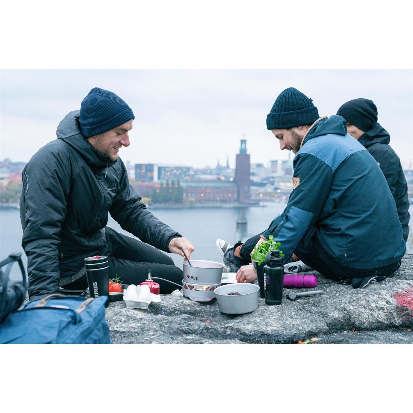 Primus Essential sovyklavimo 1.3 litro puodų rinkinys su dujine virykle lauko maisto gaminimui gamtoje.
