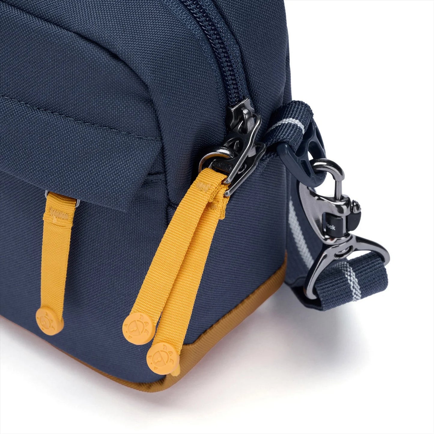 Pacsafe GO krepšys per petį 2.5L vandeniui atsparus su RFID apsauga, artimas vaizdas į užtrauktukus ir dirželį.