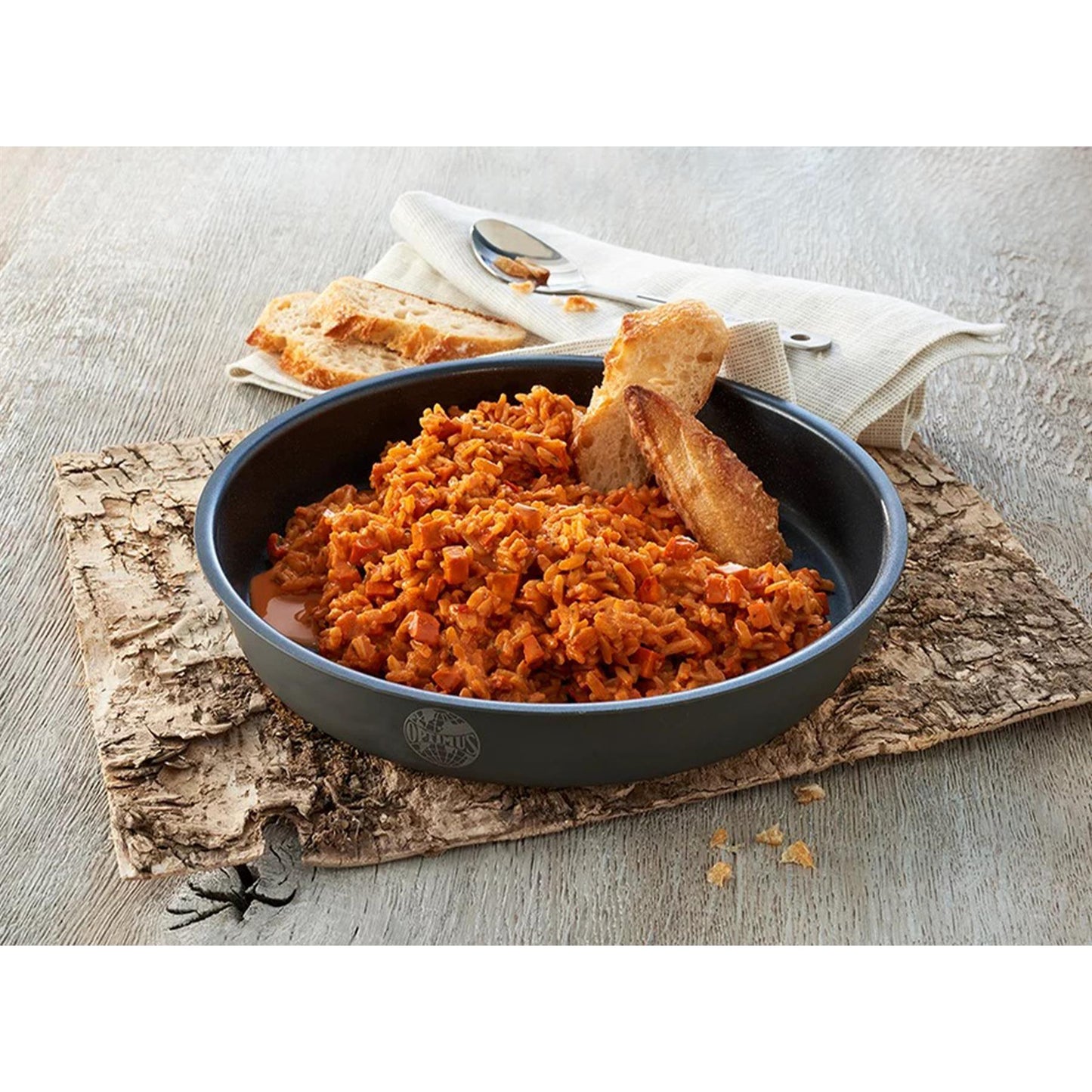 Trek'N Eat pagrindinis patiekalas vištiena „Tikka Masala“ sublimuotas maistas su duonos lazdelėmis lėkštėje.