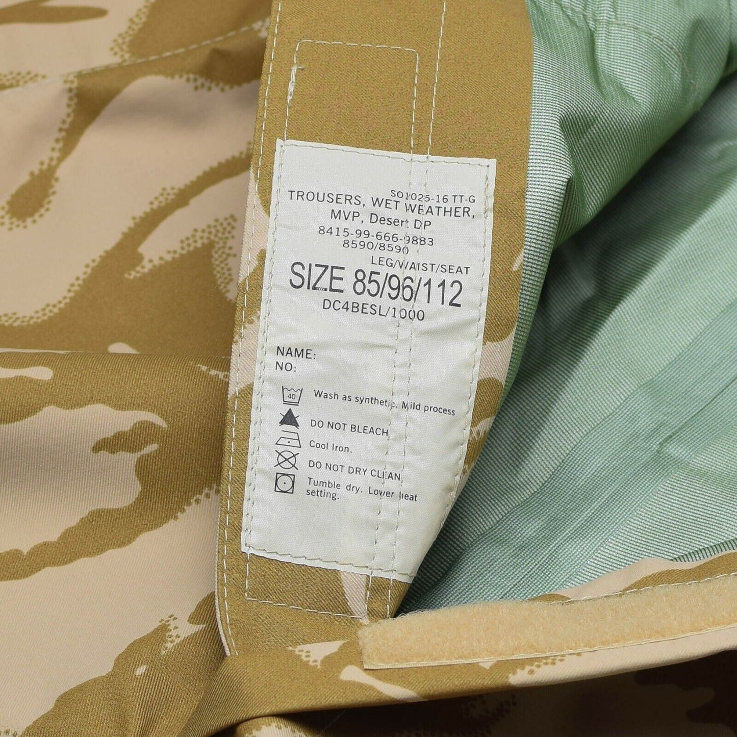 Jungtinės Karalystės kariuomenės neperšlampamos kovinės kelnės Desert marginimas su GORE-TEX apsauga nuo drėgmės.