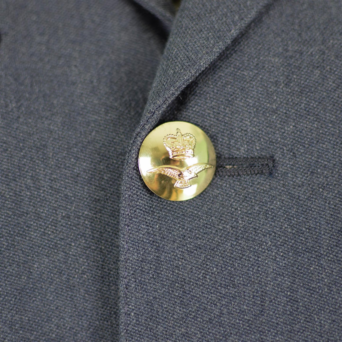 Jungtinės Karalystės kariuomenės paradinis švarkas pilkos mėlynos spalvos su aukso spalvos saga ir detalia apdaila.