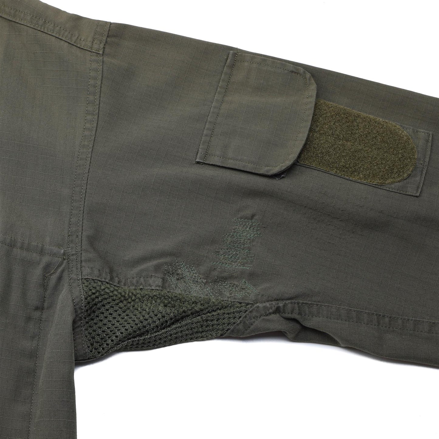 Austrijos kariuomenes tankisto kombinezono alyvuogiu spalvos rankoves detale su kisenele ir tinkliniu audiniu