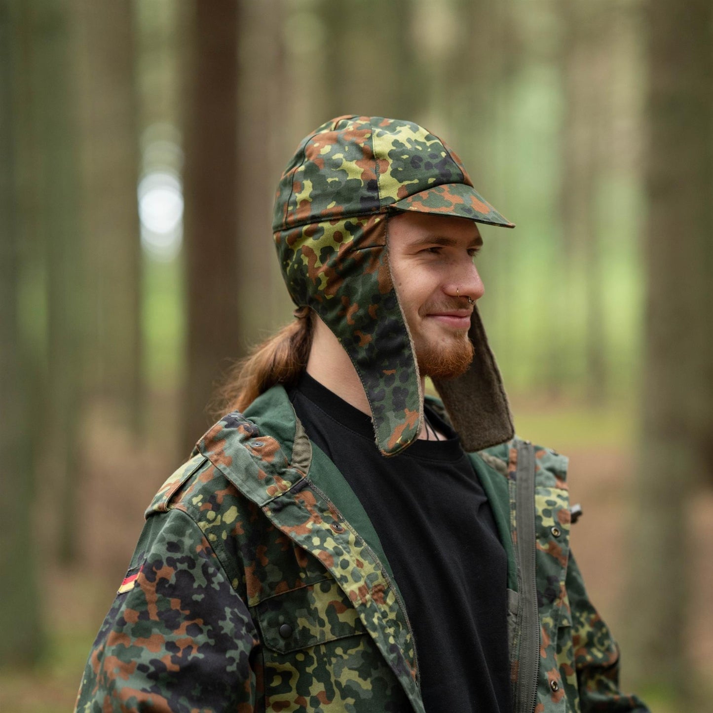 Vokietijos kariuomenės žieminė kepurė su snapeliu Flecktarn marginimo, vilnos ir dirbtinio kailio pamušalas.