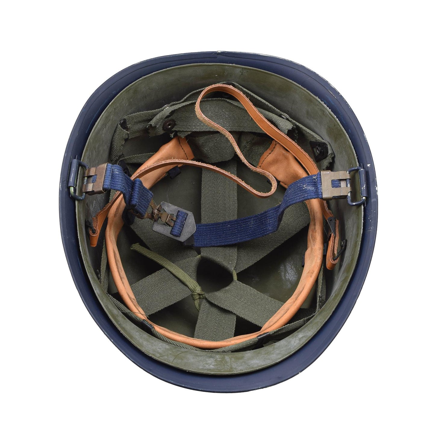 Belgijos kariuomenės plieninis šalmas mėlynos spalvos su žalia vidine dalimi ir mėlynais dirželiais, vaizdas iš viršaus