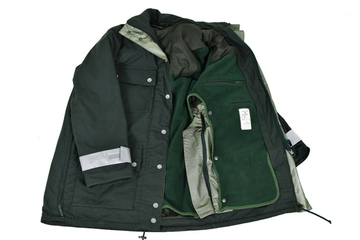 Vokietijos policijos vandeniui atspari striukė žalios spalvos su GoreTex audiniu ir reguliuojamais rankogaliais.