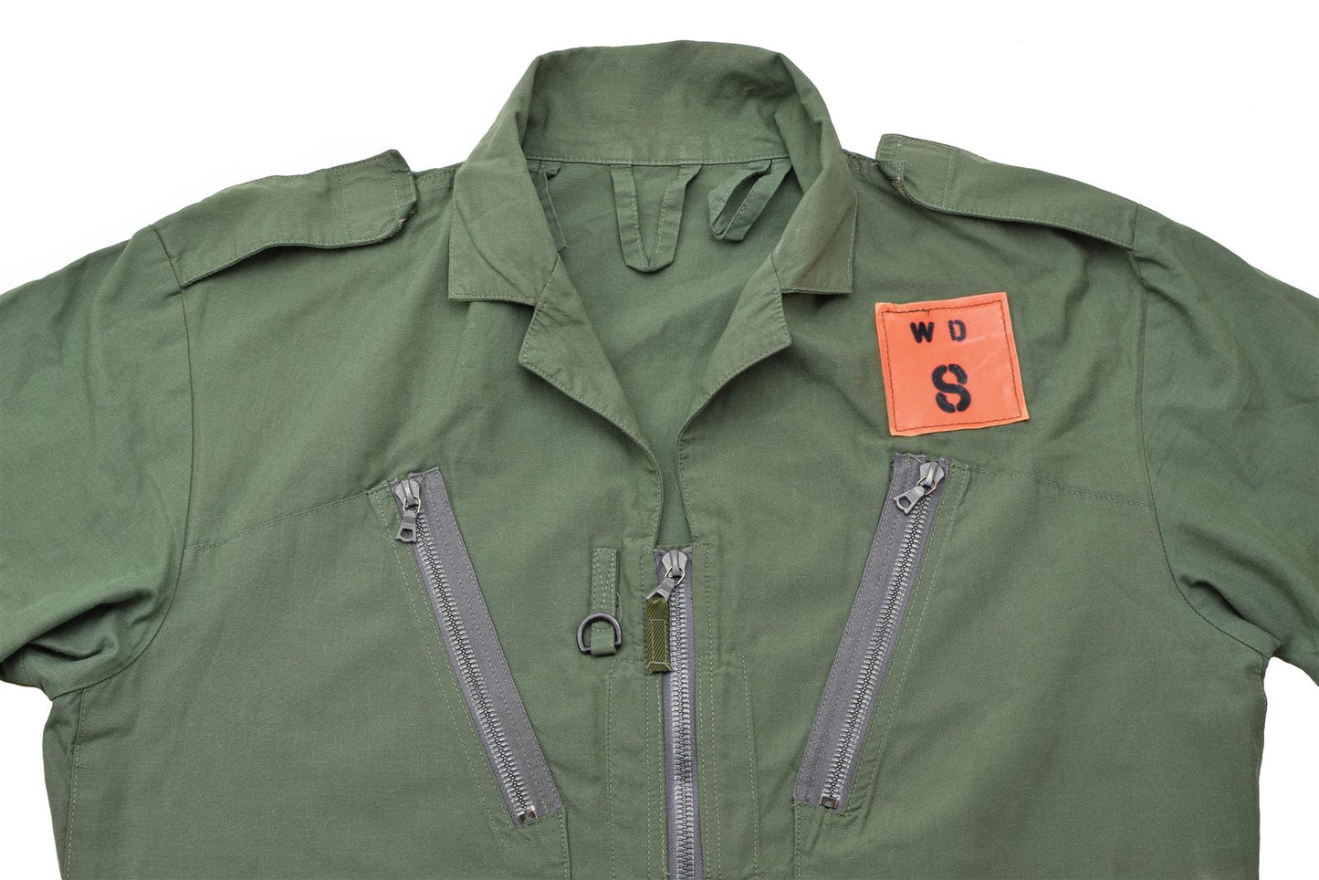 Britanijos MK16 Nomex kombinezonas žalios spalvos su trimis užtrauktukais ir oranžine etikete ant krutines
