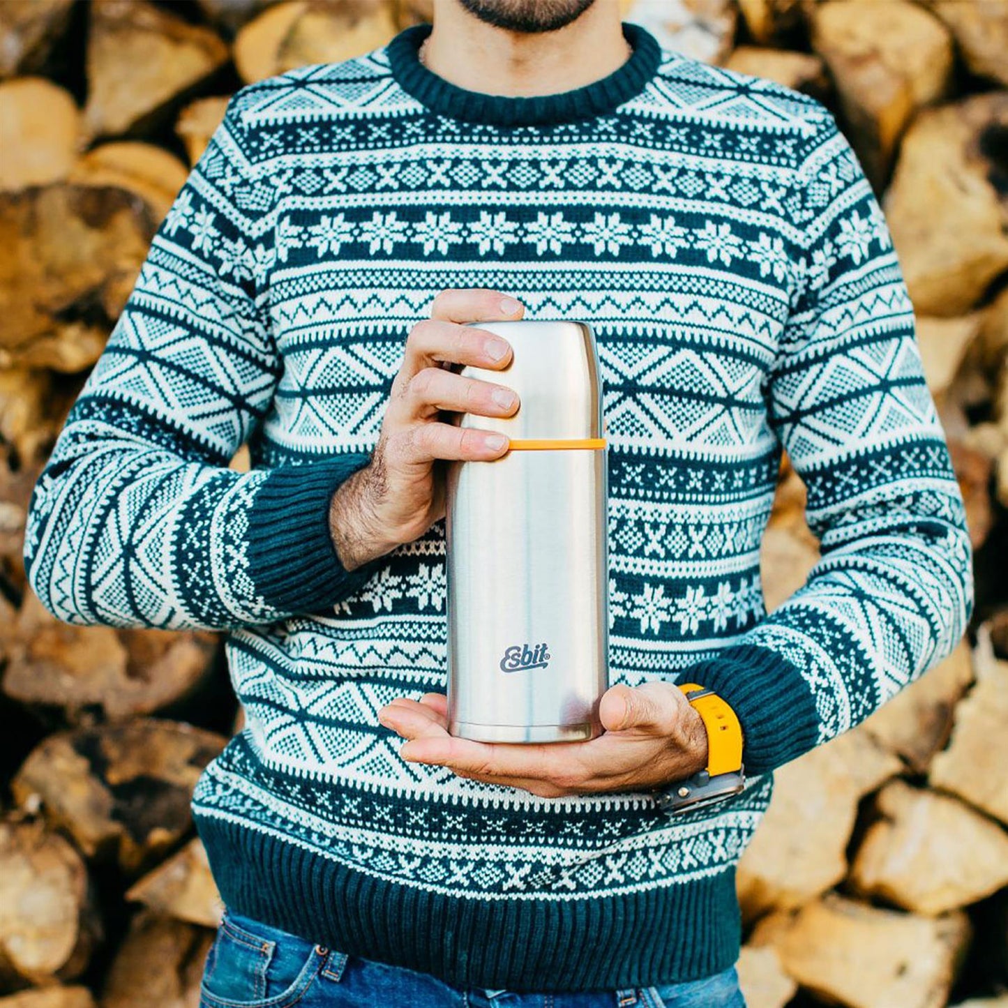 Asmuo laikantis ESBIT 750 ml termosą gertuvę lauke – praktiškas naudojimas