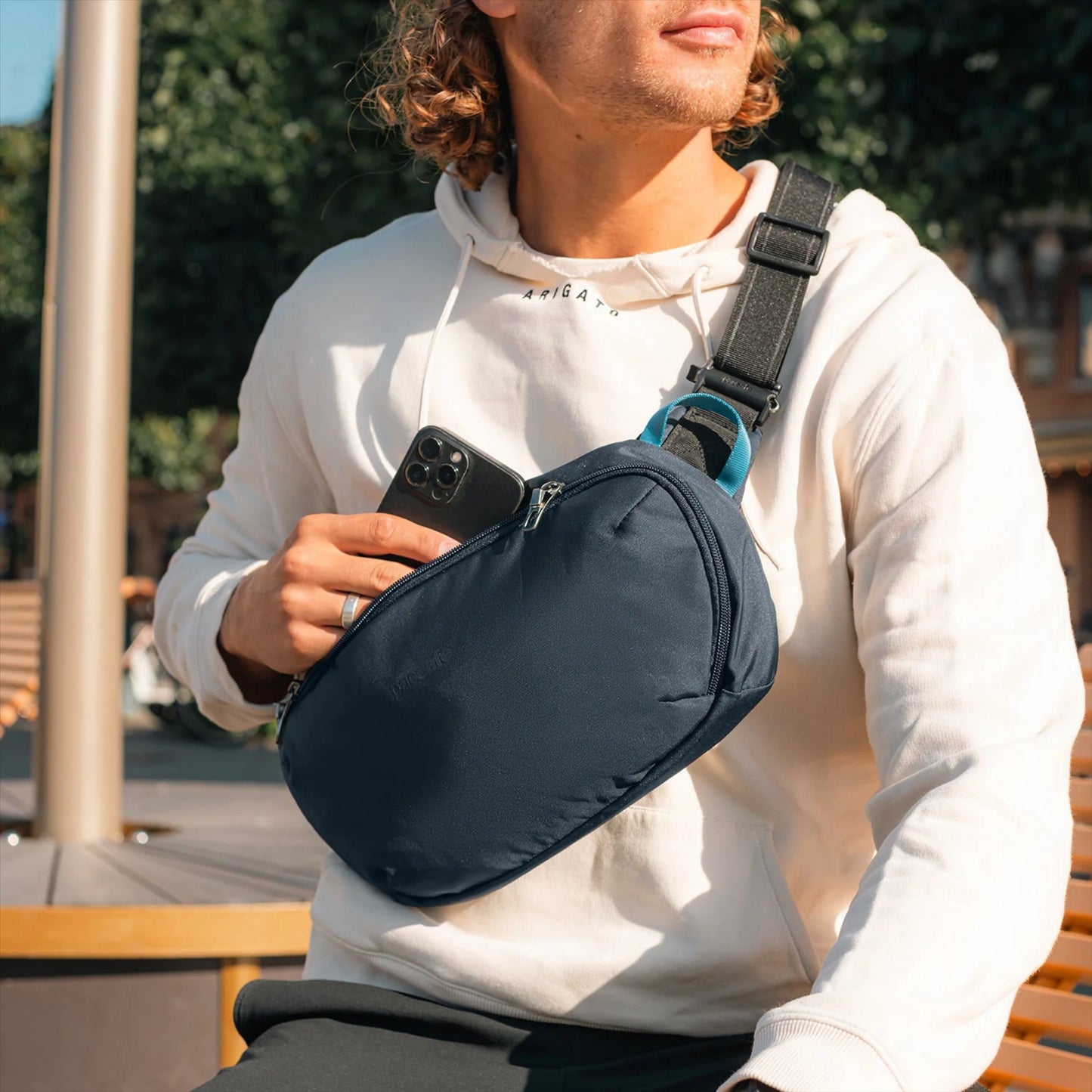 Pacsafe V 5L krepšys per petį atsparus vandeniui juodas