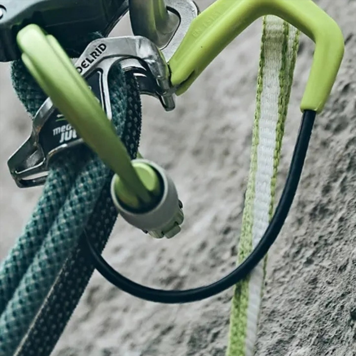 Edelrid Mega Jul saugos įrenginys su stabdymo funkcija laipiojimui, kompaktiškas ir patikimas įrenginys.