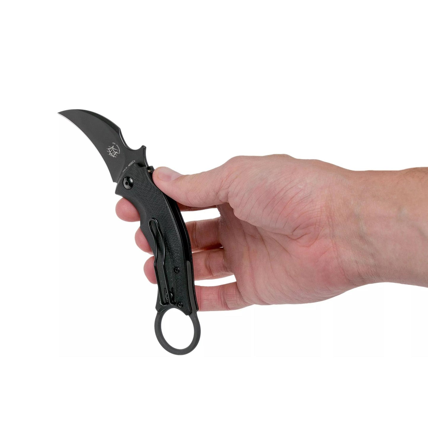 Fox Knives BLACK BIRD sulankstomas kišeninis karambito formos peilis su N690Co plieno ašmenimis rankoje.