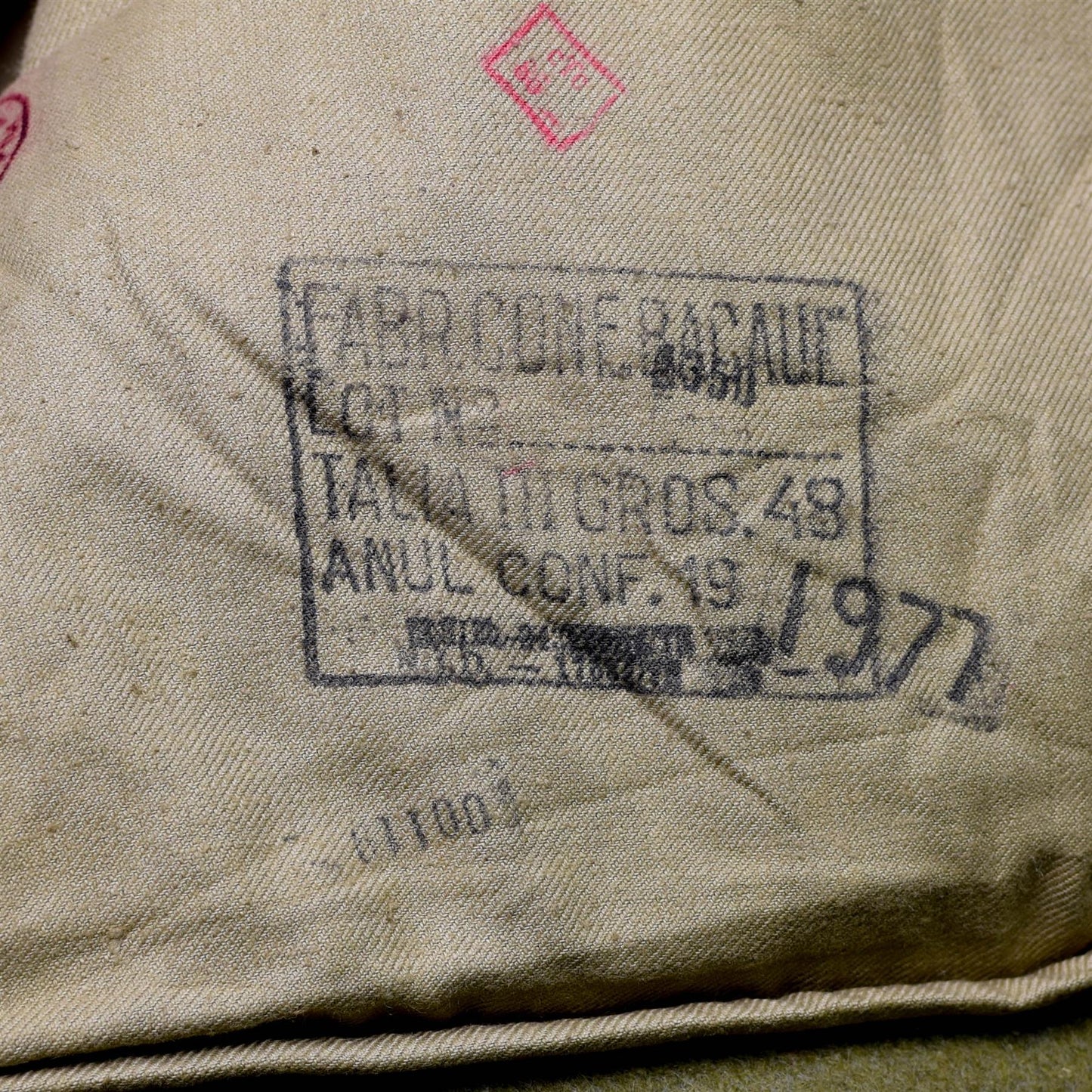 Rumunijos kariuomenės vilnos audinio paltas chaki spalvos, vidinis medvilninis pamušalas su antspaudu.