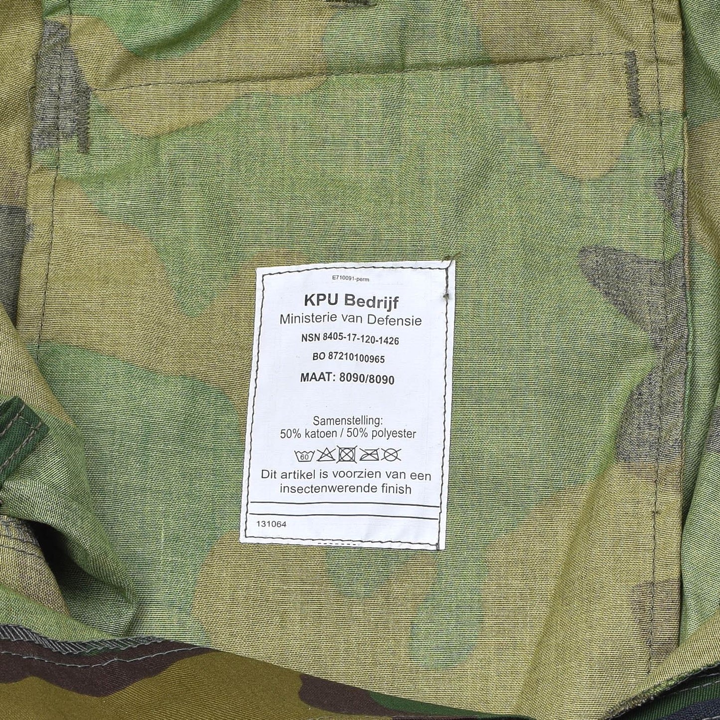 Olandijos kariuomenės taktinės kovinės kelnės Jungle marginimas, detalė su audinio etikete ir kamufliažo raštu.