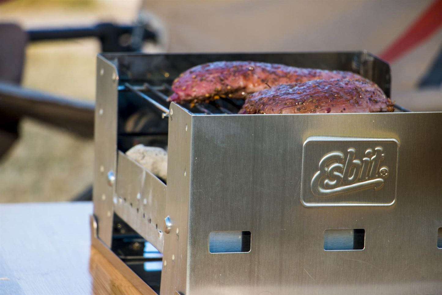 ESBIT kompaktiškas sulankstomas grilius iš nerūdijančio plieno, tinkamas kepsninėms gamtoje ir namuose.