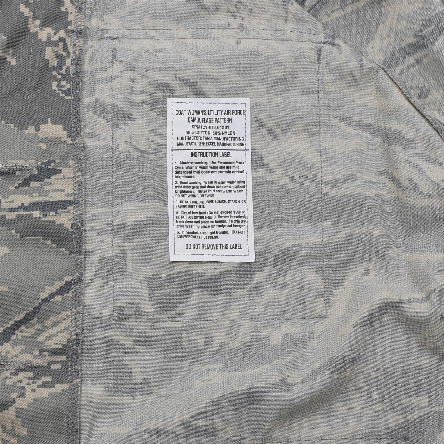 Jungtinių Valstijų kariuomenės uniforminis švarkas moterims Digital marginimo su Digital Tiger Stripe kamufliažu.