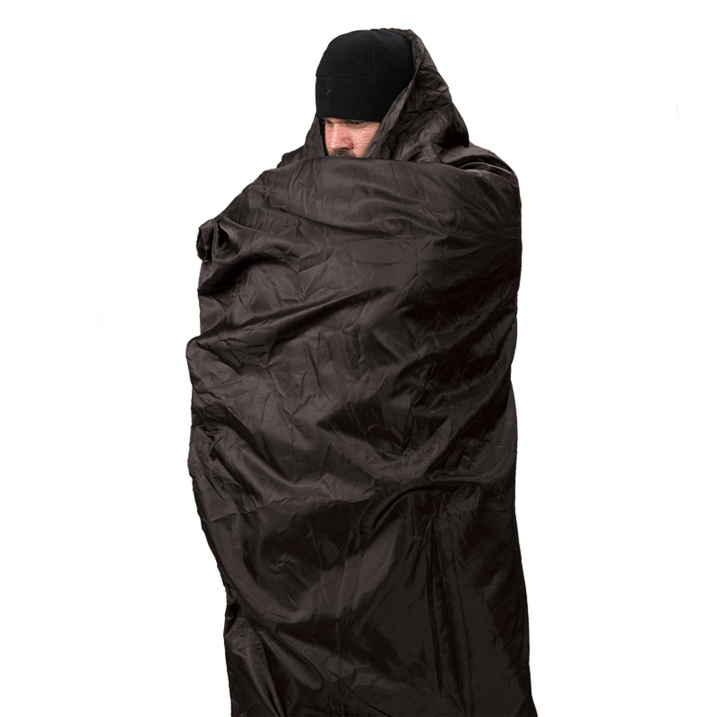 Vyro apjuostas juodos spalvos Snugpak pledas atsparus vejui ir vandeniui, skirtas stovyklavimui ir kelionėms.