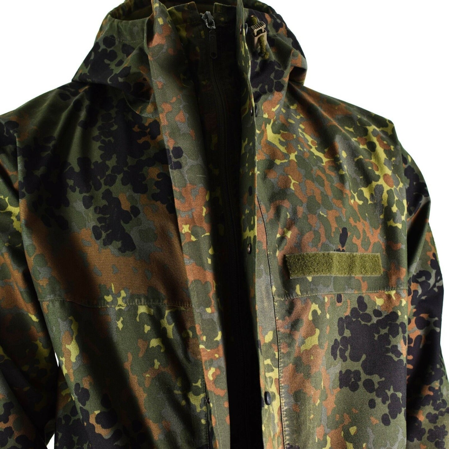 Vokietijos kariuomenės neperšlampama GoreTex striukė Flecktarn marginimo su gobtuvu ir reguliuojamais rankogaliais.