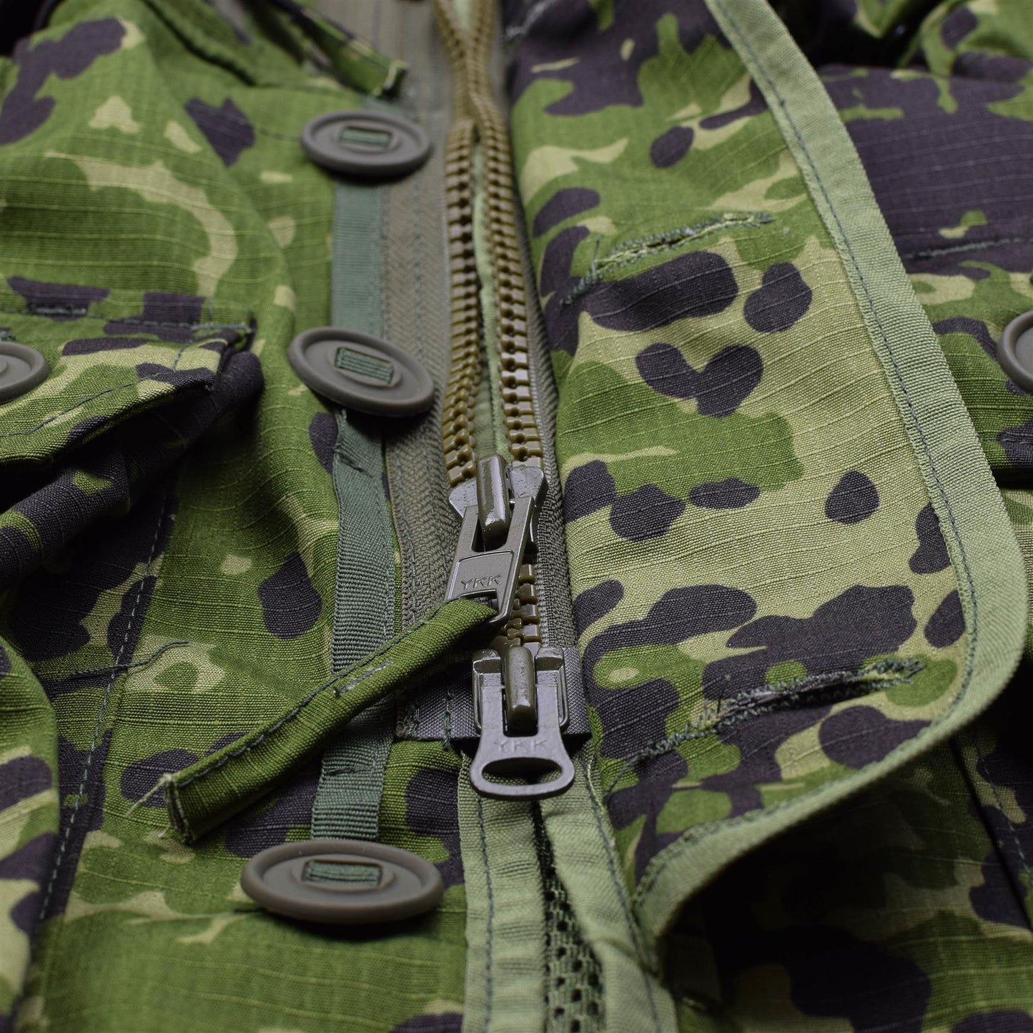 Artima striukės užtrauktuko ir sagų detalė „TACGEAR uniforminė lauko striukė su gobtuvu M84 marginimo“.