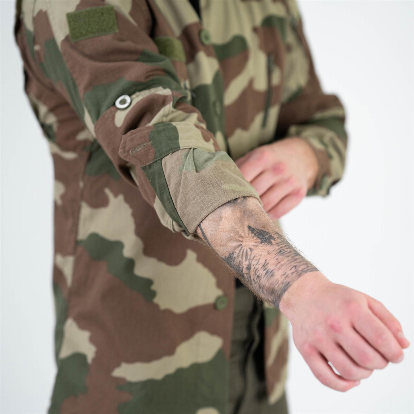 Turkijos kariuomenės lauko švarkas Woodland marginimo su tvirtu ripstop audiniu ir reguliuojamais rankogaliais.