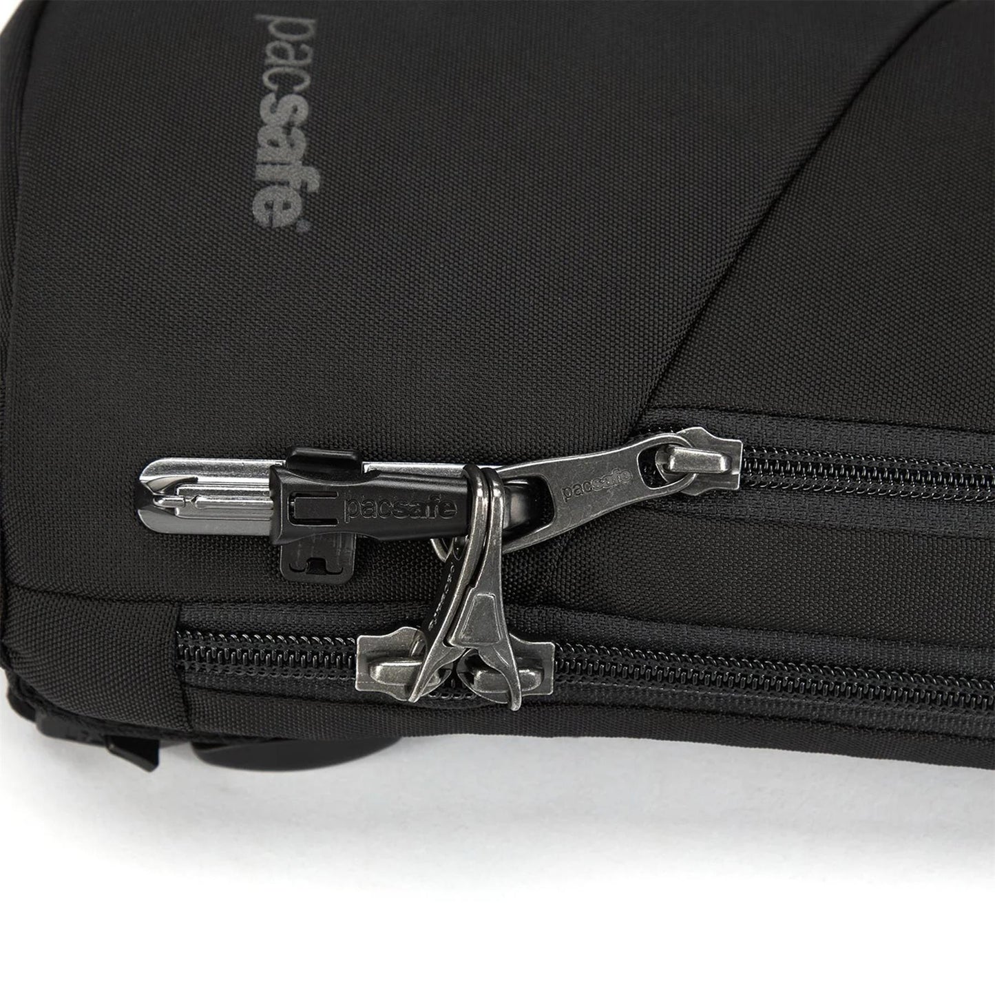 Pacsafe Vibe 150 krepšelis per petį su užrakinamais užtrauktukais ir vandeniui atsparia danga.