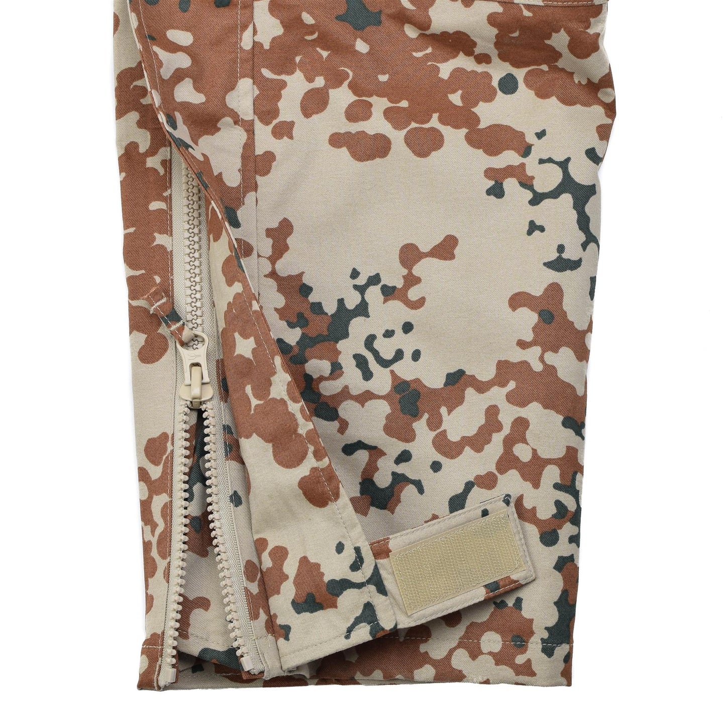 Danijos kariuomenes neperslampamos lietaus kelnes M84 desert su kokybiska uztrauktuku ir kamufliazine tekstura