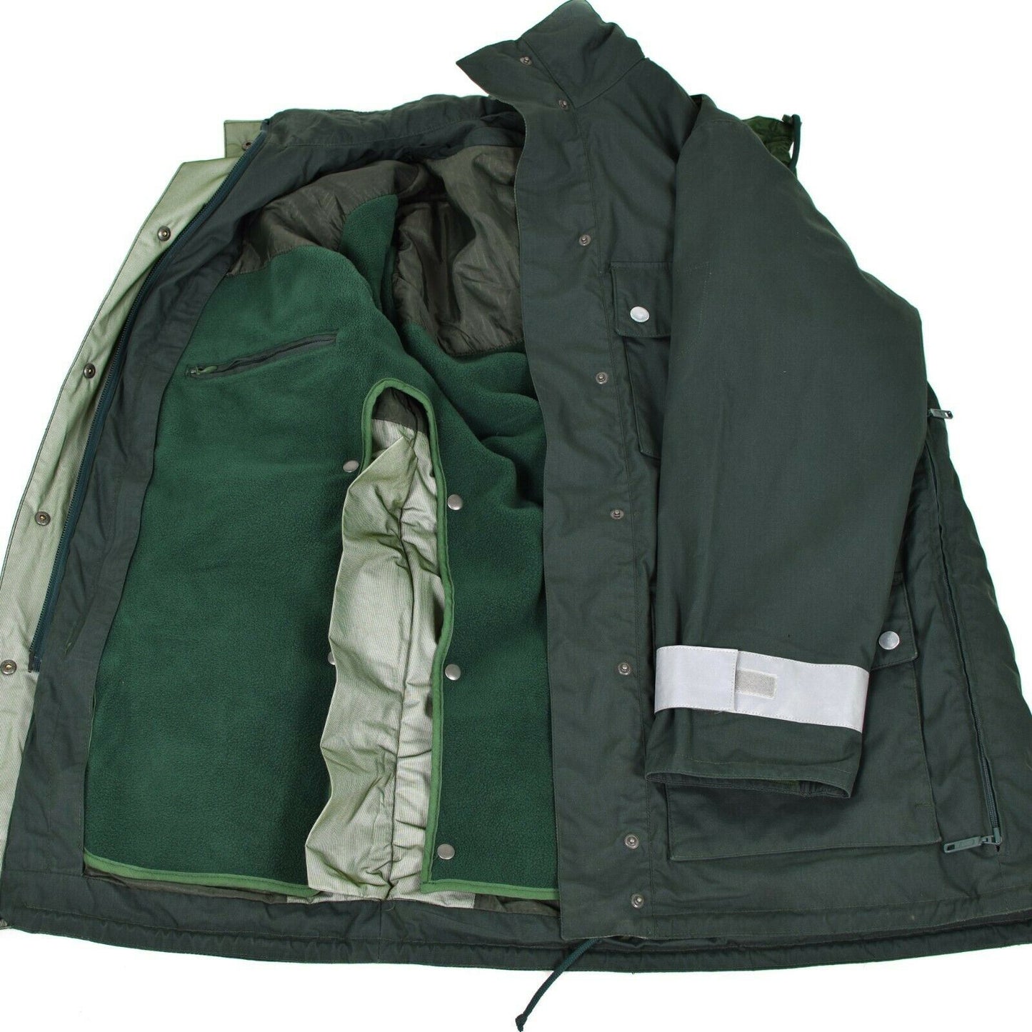 Vokietijos policijos vandeniui atspari striukė žalios spalvos su „GoreTex“ apsauga nuo lietaus ir vėjo.
