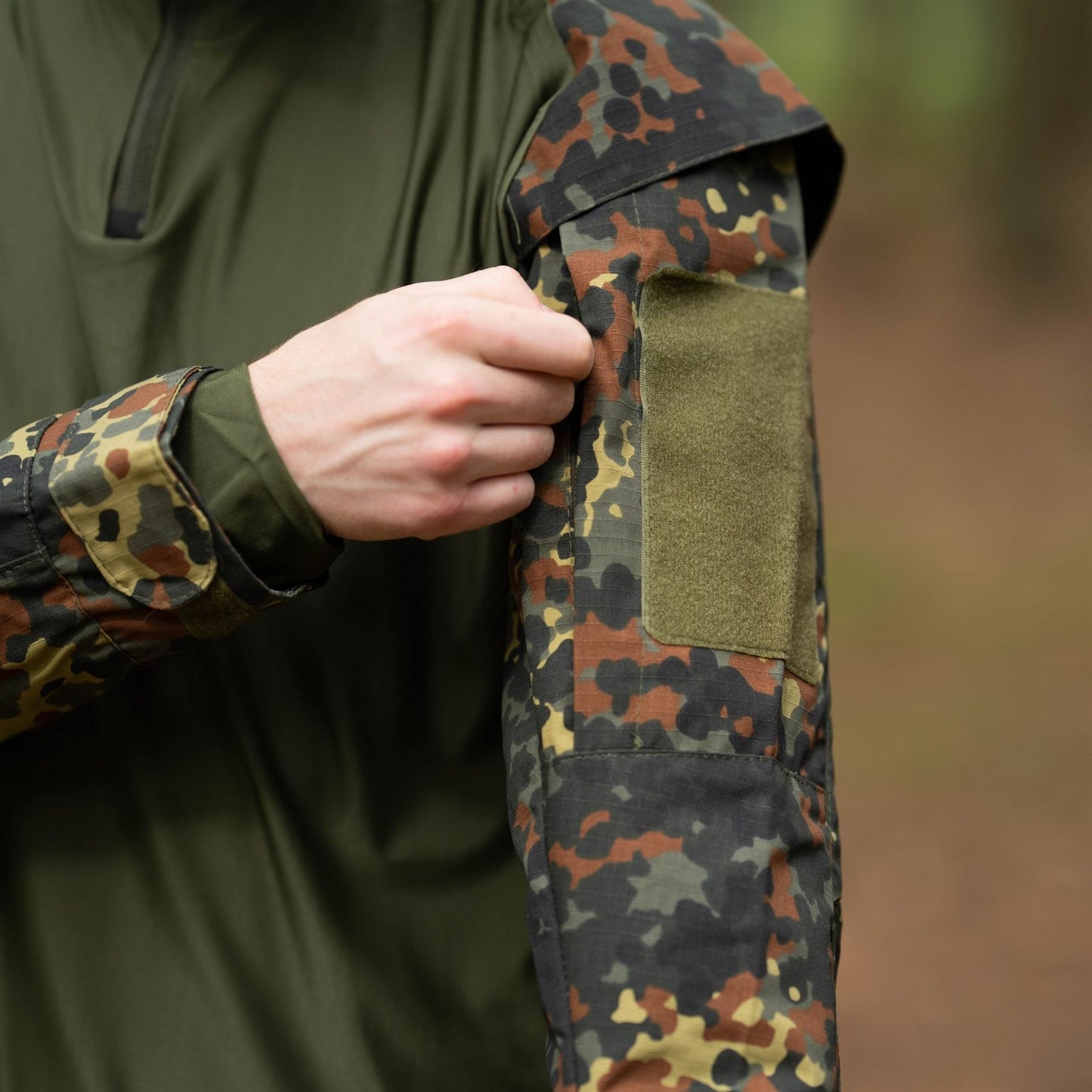 MFH U.S. kariuomenės stiliaus taktiniai marškiniai Flecktarn marginimo su Rip-Stop rankovėmis ir Velcro lipdukais.
