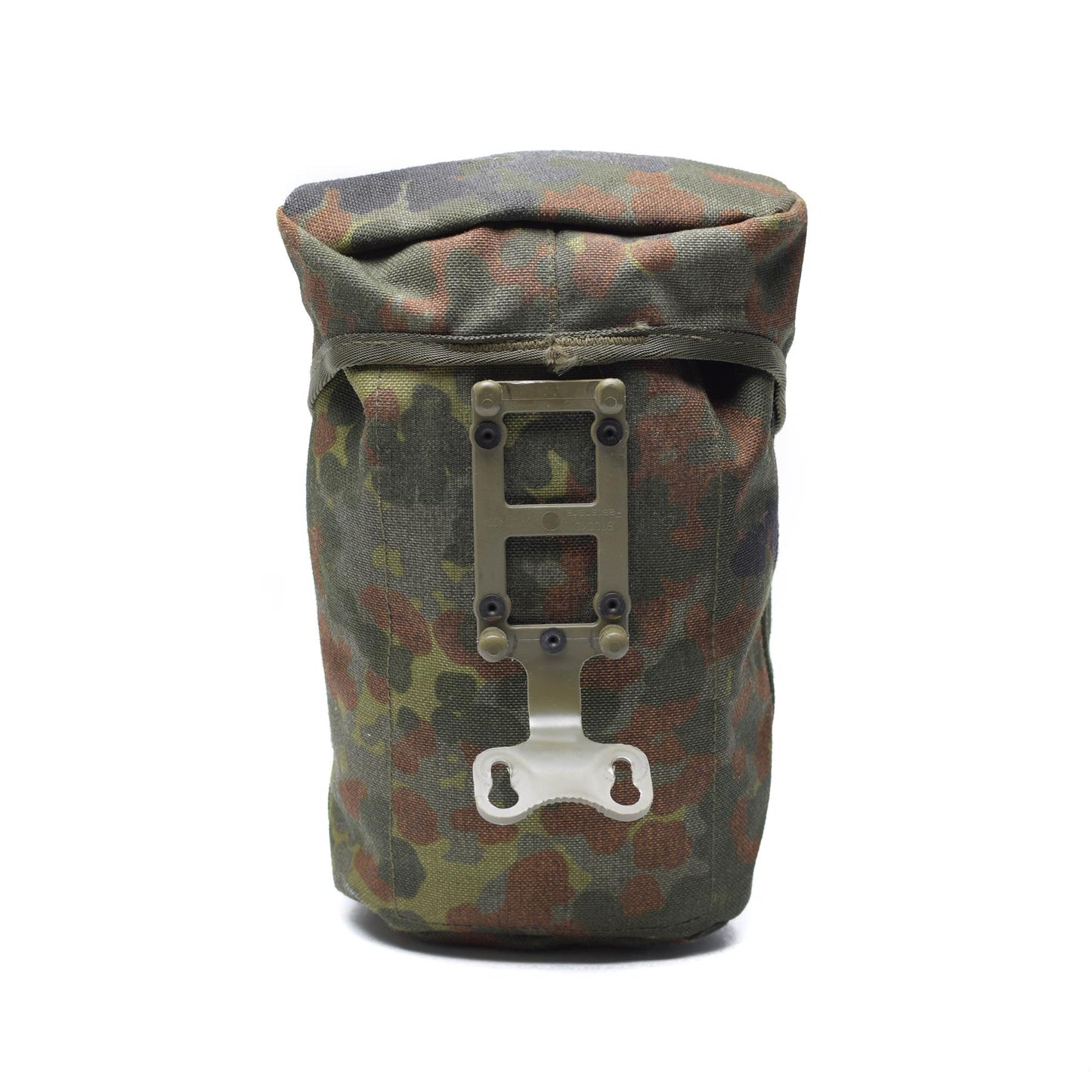 Vokietijos kariuomenės gertuvė su dėklu flecktarn marginimo raštu, greito užsegimo sagtimi ir Alice sistema.