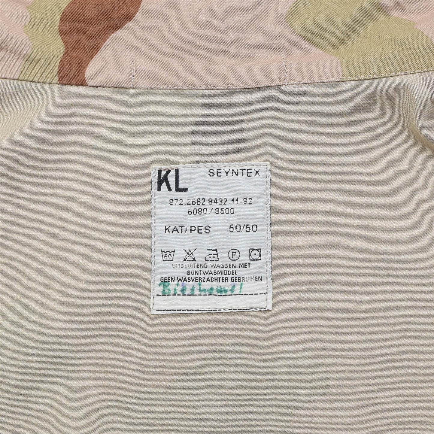 Olandijos kariuomenės lauko švarkas Desert marginimo, 50% medvilnės ir 50% poliesterio audinio etiketė.