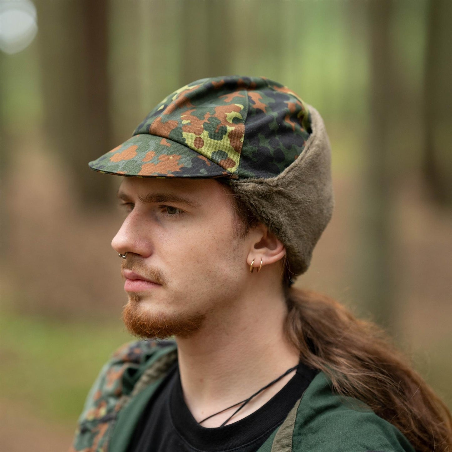 Vokietijos kariuomenės žieminė kepurė su snapeliu Flecktarn marginimo, ausų apsauga ir vilnos pamušalu.