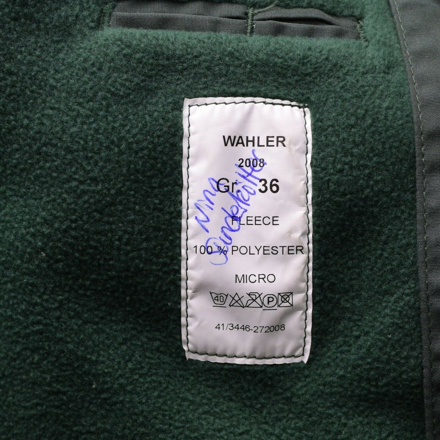 Vokietijos policijos vandeniui atspari striukė žalios spalvos su „GoreTex“ audiniu ir reguliuojamais rankogaliais.