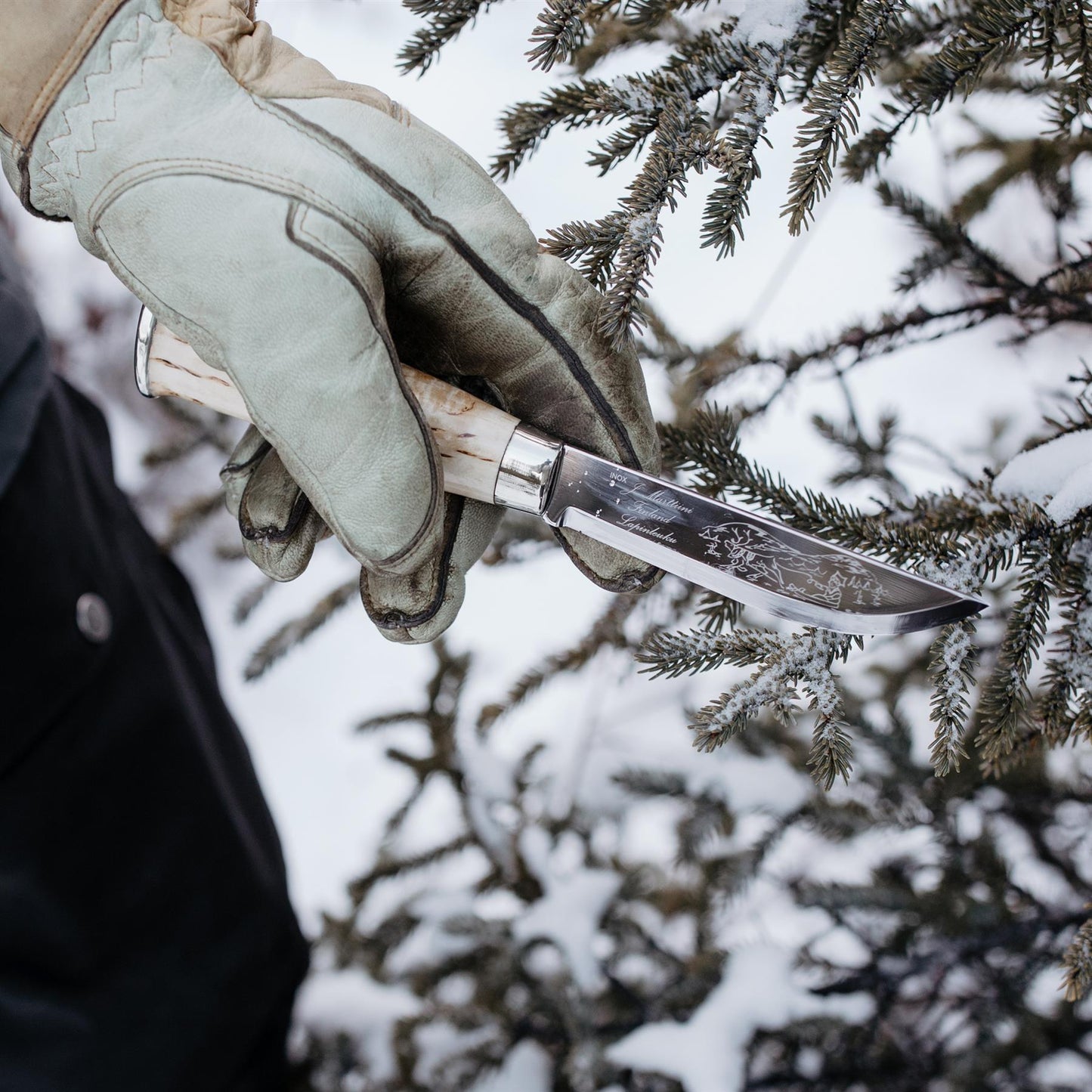 Marttiini Lapp 230 fiksuotas peilis 11cm nerūdijančio plieno ašmenys su ergonomiška beržo rankena ir odiniu dėklu.