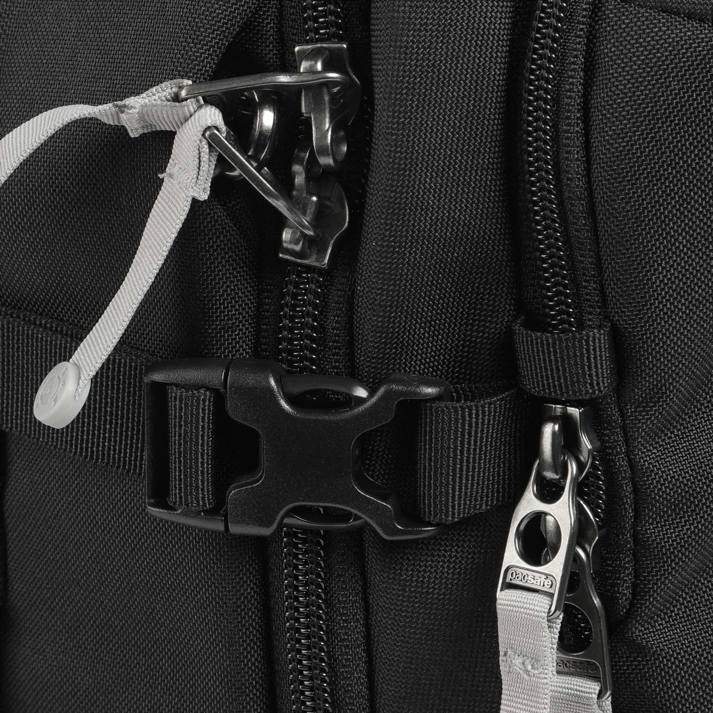 Pacsafe Go 34L kelioninė kuprinė su apsauga nuo vagysčių – užrakinami užtrauktukai ir tvirti diržai.