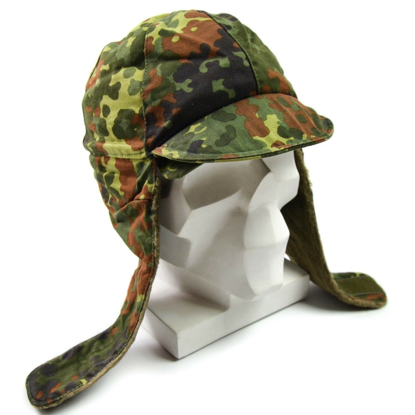 Vokietijos kariuomenės žieminė kepurė su snapeliu Flecktarn marginimo, su ausų apsauga ir vilnos pamušalu.