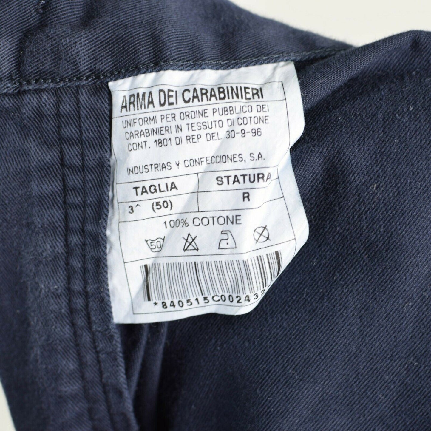 Italijos Policijos karabinieriaus uniforminės kelnės mėlynos spalvos su etiketės ženklinimu ir 100% medvilne.