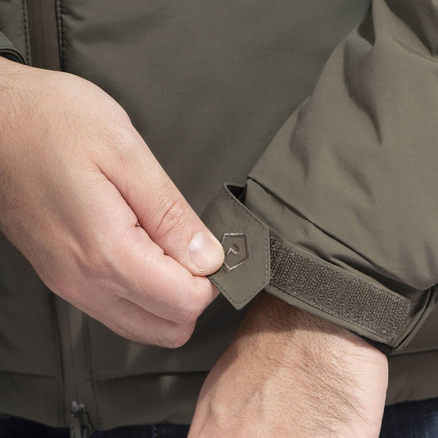 striukės reguliuojami rankogaliai