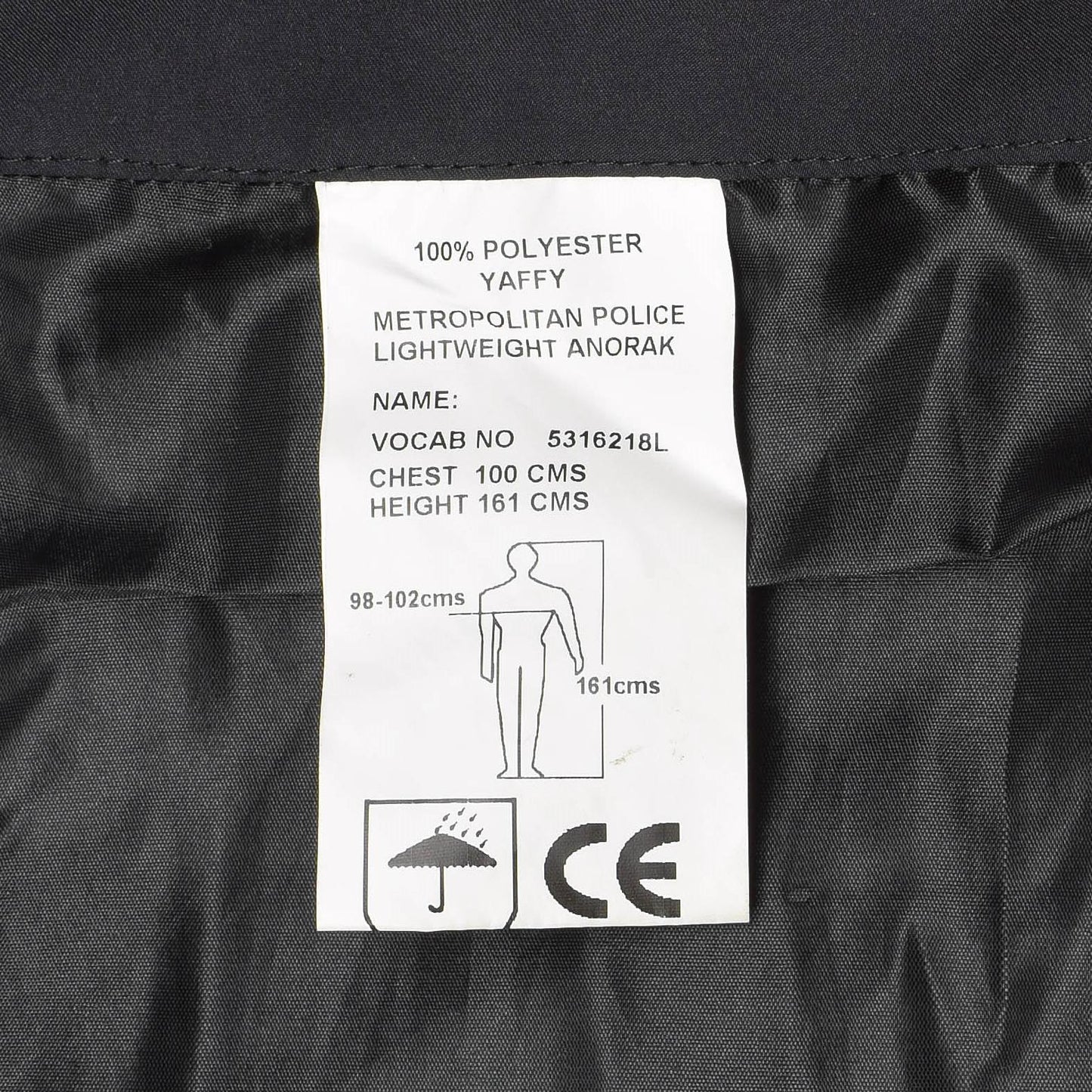 Jungtinės Karalystės kariuomenės vandeniui atspari striukė juodos spalvos su kvėpuojančia medžiaga ir talpiomis kišenėmis.