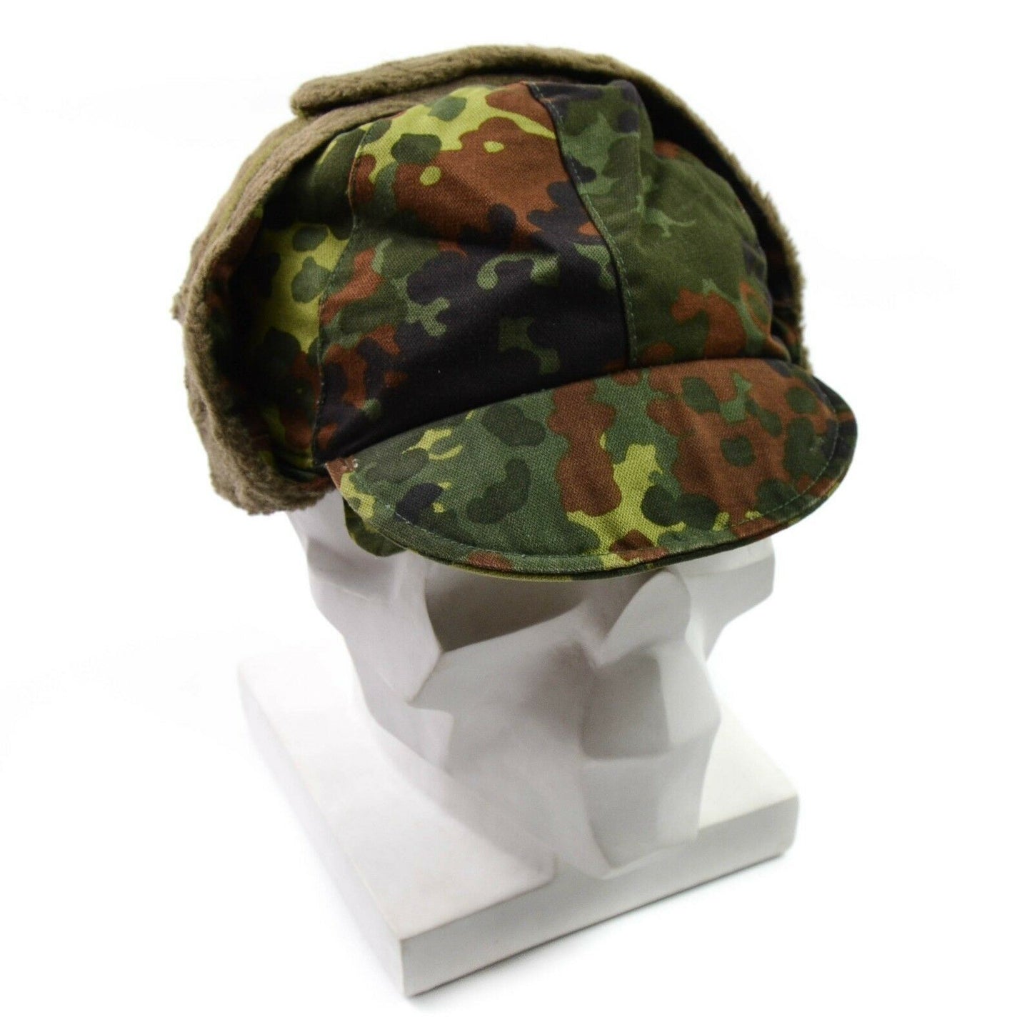 Vokietijos kariuomenės žieminė kepurė su snapeliu Flecktarn marginimo su ausų apsauga ir vilnos pamušalu.