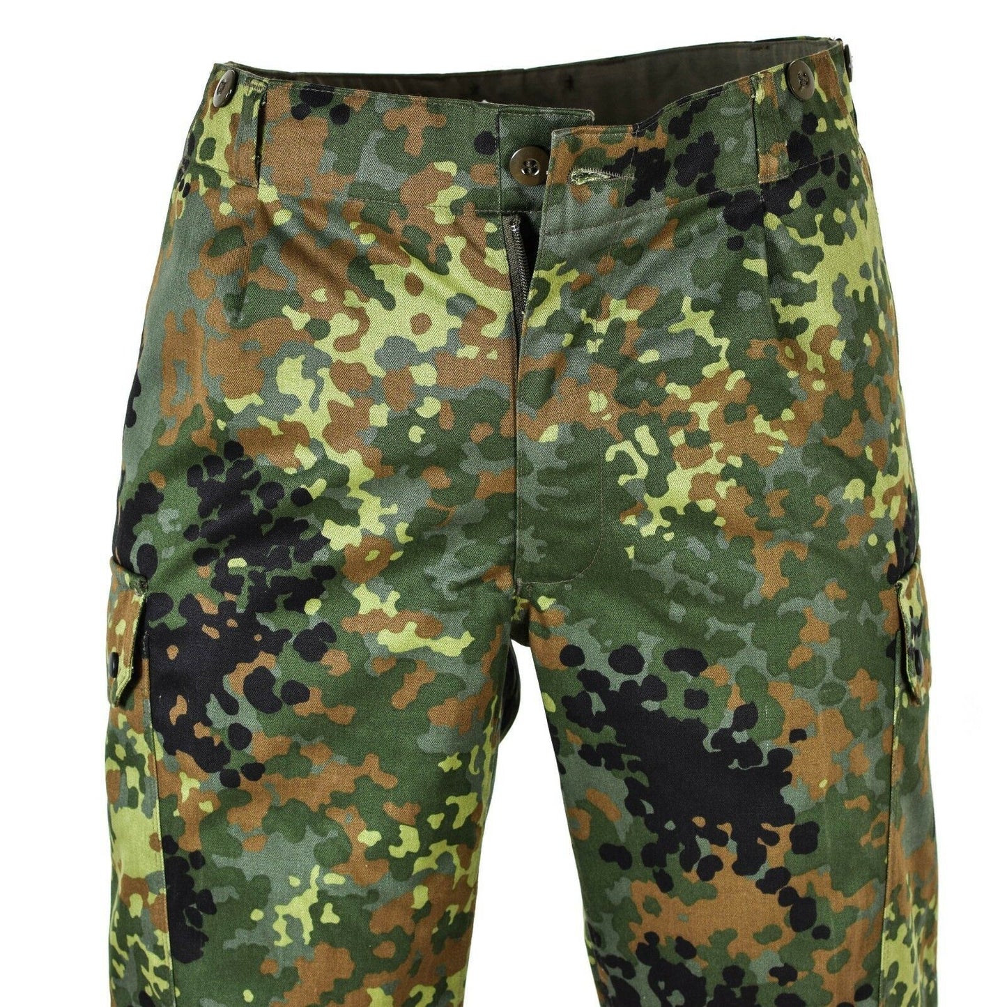 Vokiečių kariuomenės lauko uniformos kelnės Flecktarn marginimo su kamufliažo raštu ir kišenėmis.