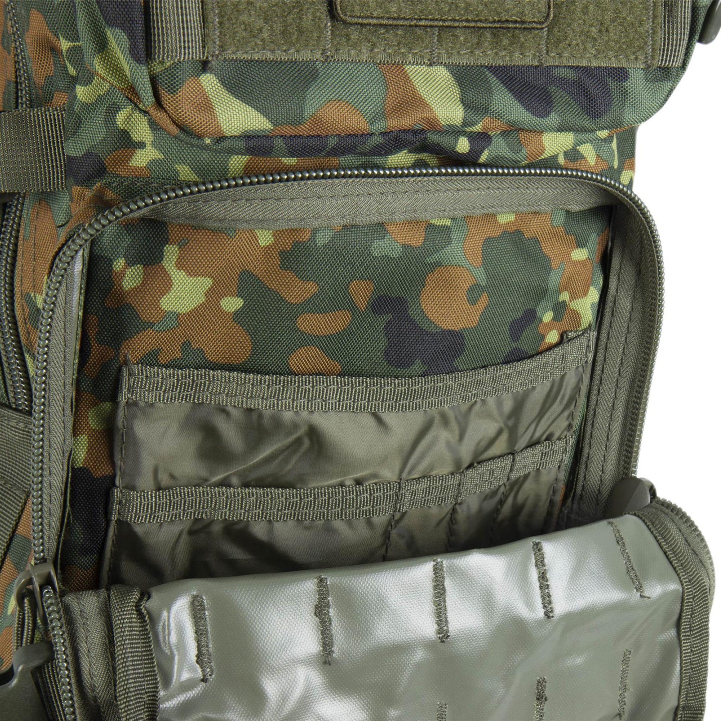 MIL-TEC Assault taktinė 36l kuprinė Flecktarn marginimo su keliomis kišenėmis ir Molle juostomis patogiam daiktų nešiojimui.