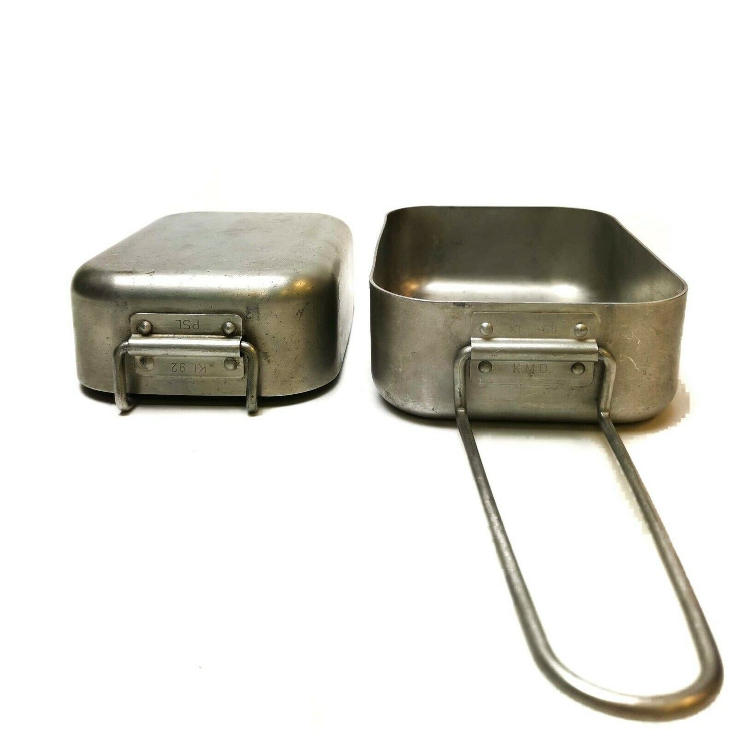 Nyderlandų kariuomenės aliuminiai lauko indai maistui 2 vnt su sulankstomomis rankenomis ir lengva konstrukcija.