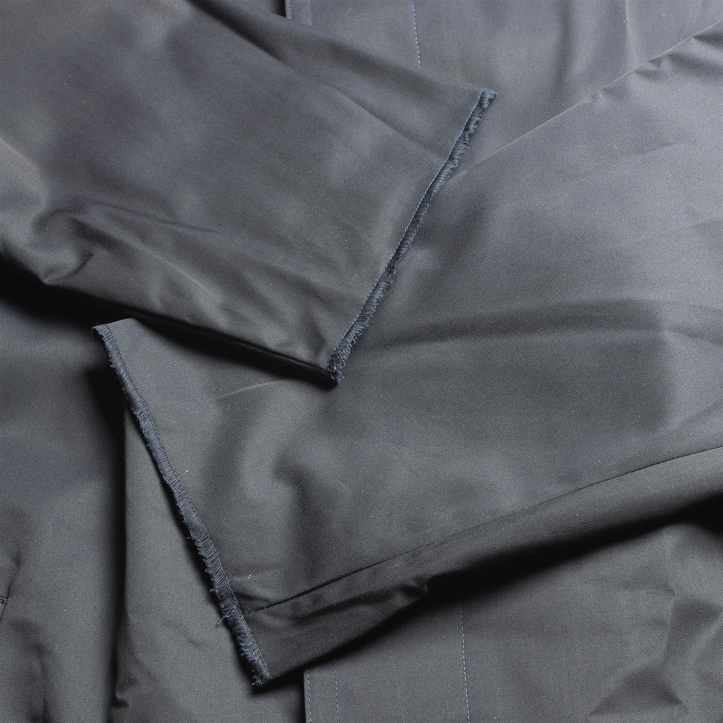 Prancūzijos kariuomenės karinis lietpaltis mėlynos spalvos detalės, patvari medžiaga ir kruopštus siuvimas.