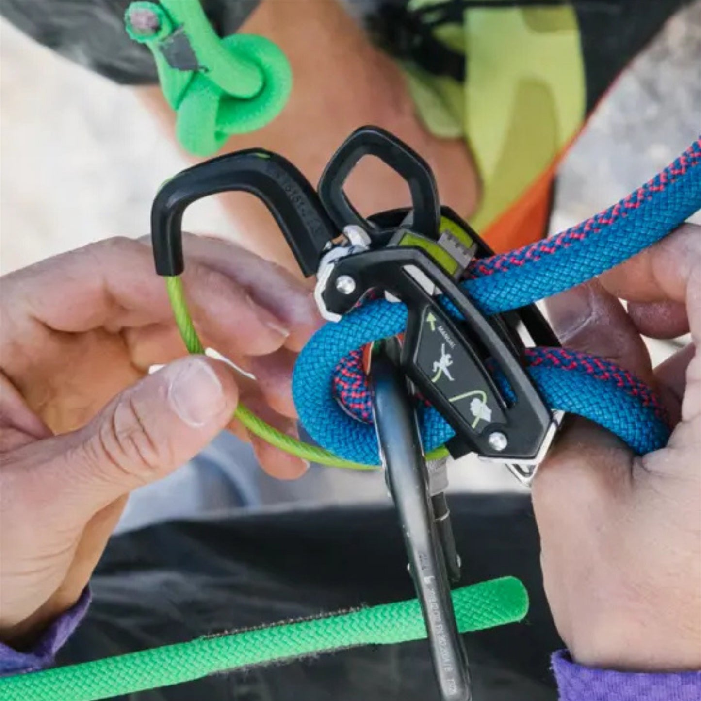 Edelrid GIGA JUL 2in1 saugos įtaisas tinka 8.5–10.5 mm virvėms naudojamas laipiojant ir nusileidžiant virve.