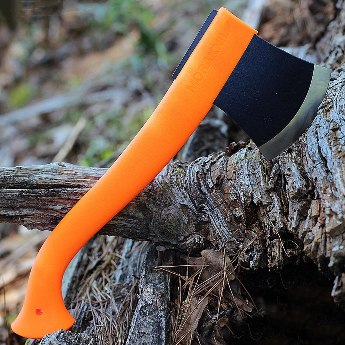 MORAKNIV 1991 lengvas kompaktiškas stovyklavimo kirvis su boro plieno galva ir ergonomine oranžine rankena.