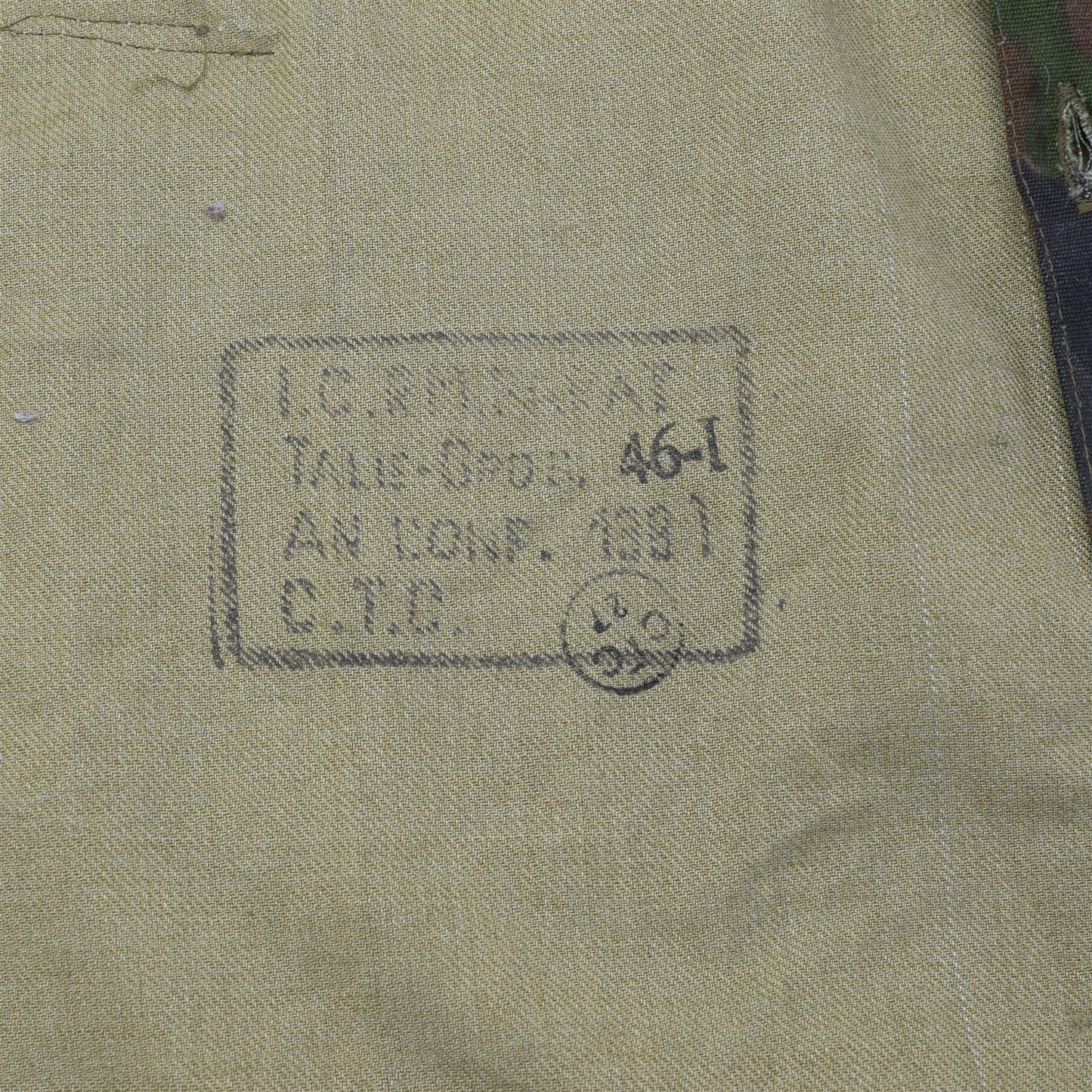 Rumunijos kariuomenės ilga lauko parka M93 su gobtuvu Leaf marginimas ir 1981 metų žyma.