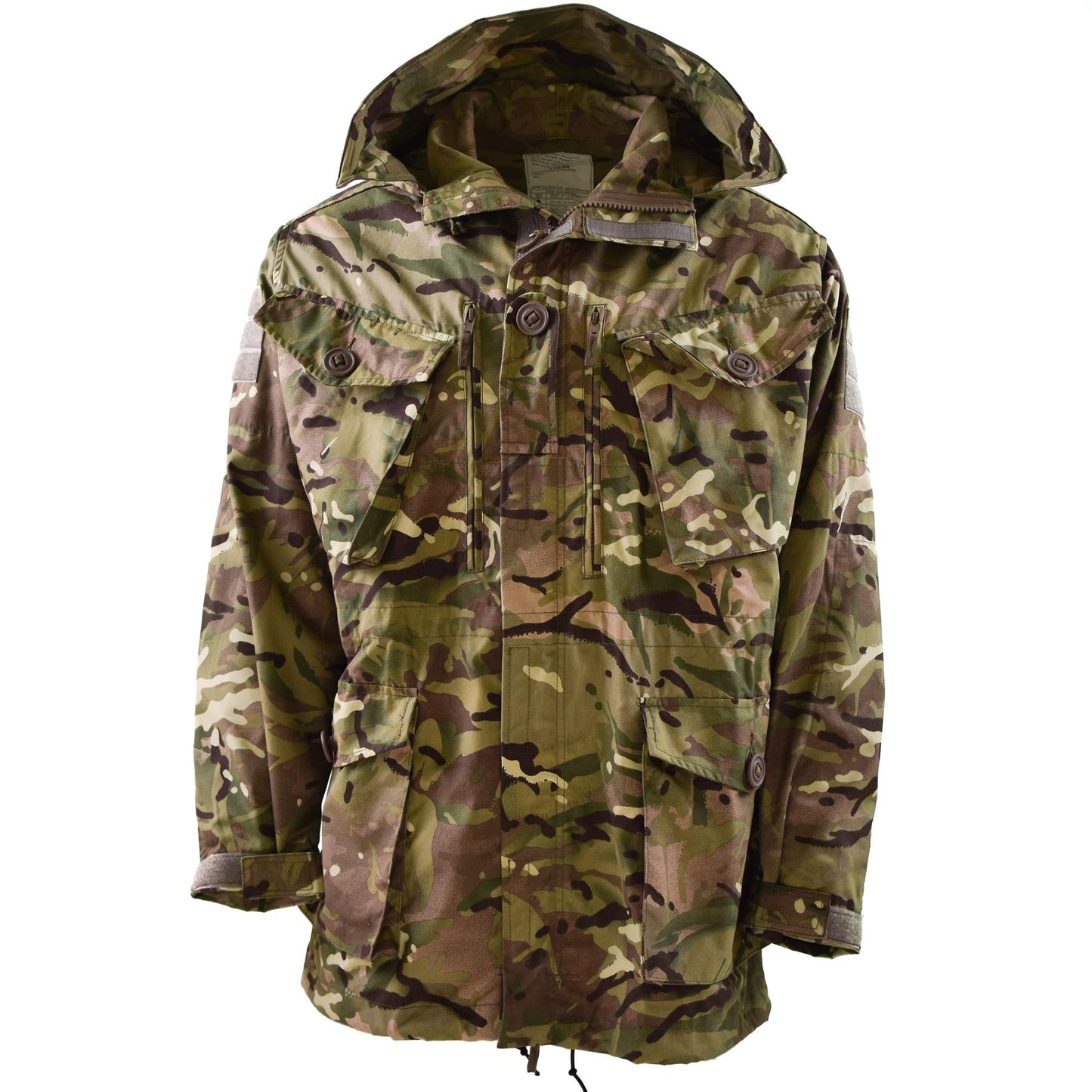 Britanijos kariuomenės MTP Smock lauko striukė su gobtuvu, camo, reguliuojamu juosmeniu ir kišenėmis.